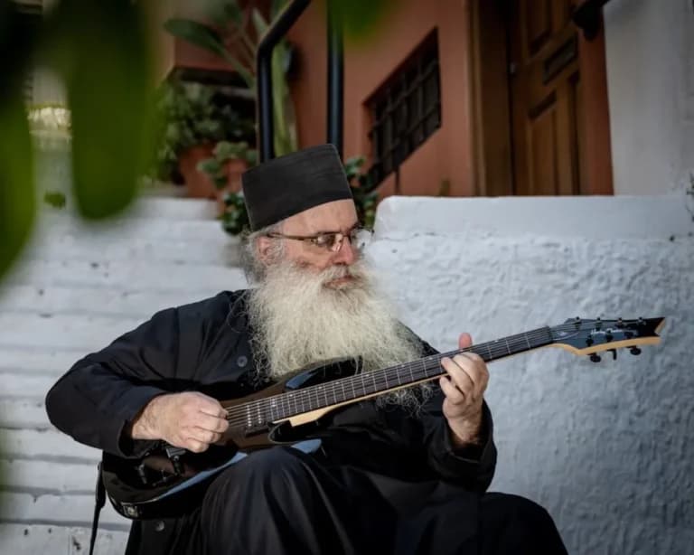 Ο πατέρας Ταμπάκης έφτιαξε metal άλμπουμ που ξεπέρασε Daft Punk
