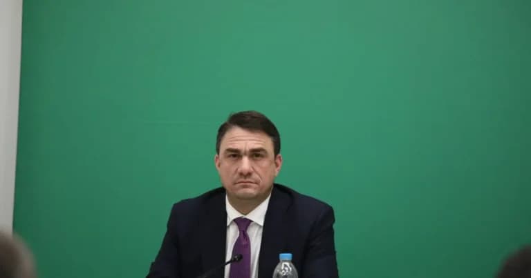 Ο Τσουκαλάς κατά Μητσοτάκη για τη μείωση τιμών καυσίμων