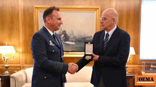 Ο Δένδιας συνάντησε τον πιλότο του F-16 στη Ζάκυνθο