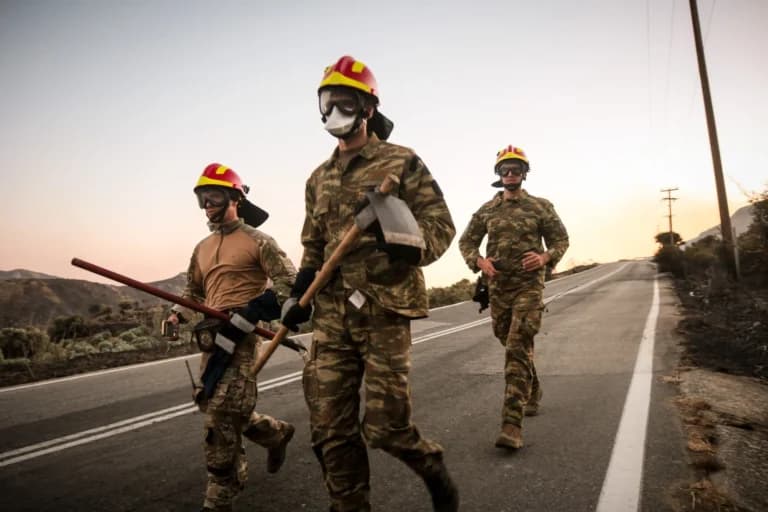 Η φωτιά μαίνεται στην Κρήτη, σε επιφυλακή η Λέσβος