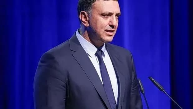 Ο Κικίλιας στο λιμάνι του Πειραιά για τους ταξιδιώτες