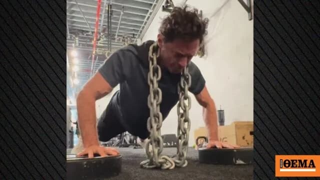 Ο Χιου Τζάκμαν έκανε push-ups με αλυσίδες στον λαιμό