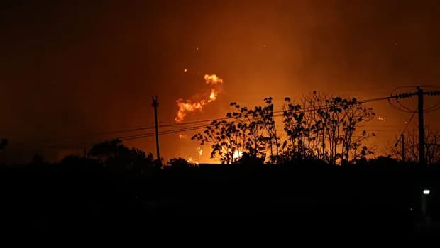 Η φωτιά στο Ωραιόκαστρο μαίνεται με νέα μηνύματα 112