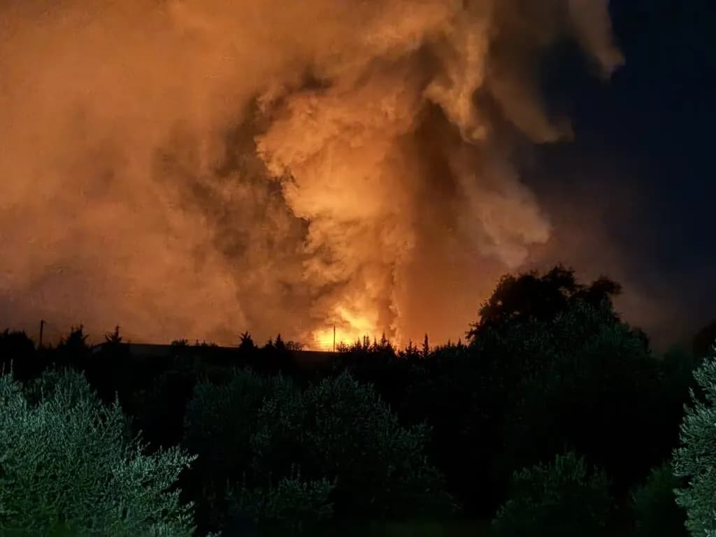 Η φωτιά σε εργοστάσιο ελιών στο Παναιτώλιο μαίνεται