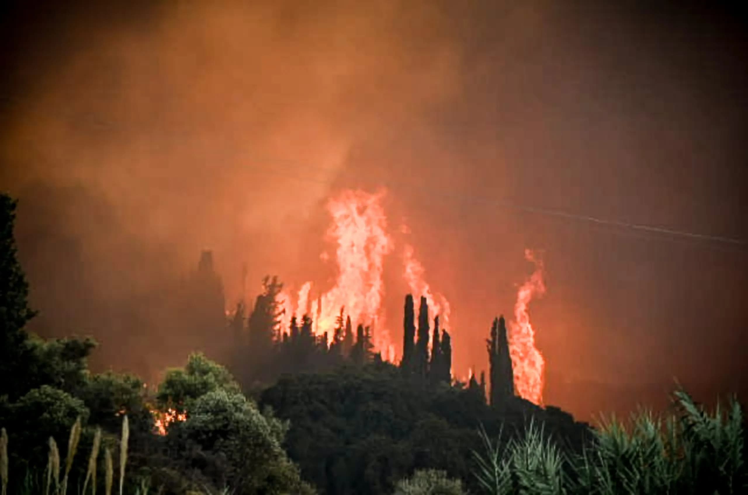 Πυρκαγιές στη Γαλλία: Υπό έλεγχο στο Λαντ, μάχη στη Ζιρόντ
