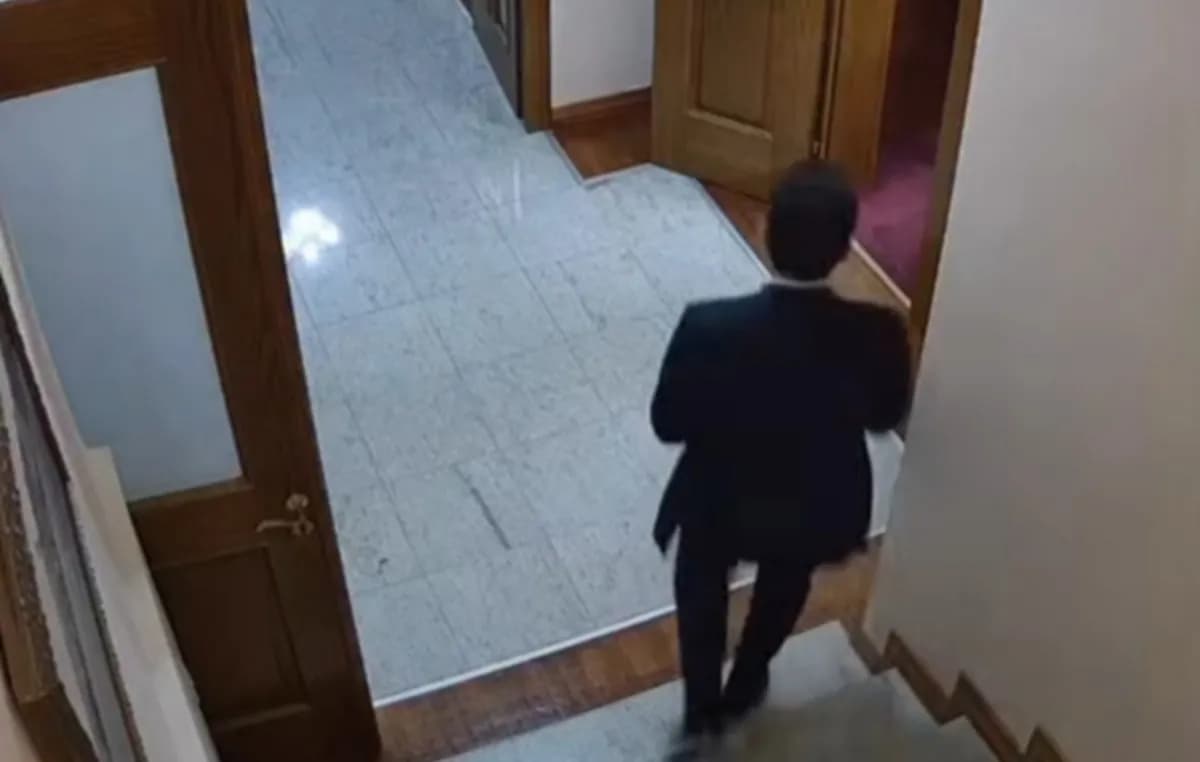 Χάος στη Βουλή της Αλβανίας: Βουλευτής αρπάζει έγγραφο