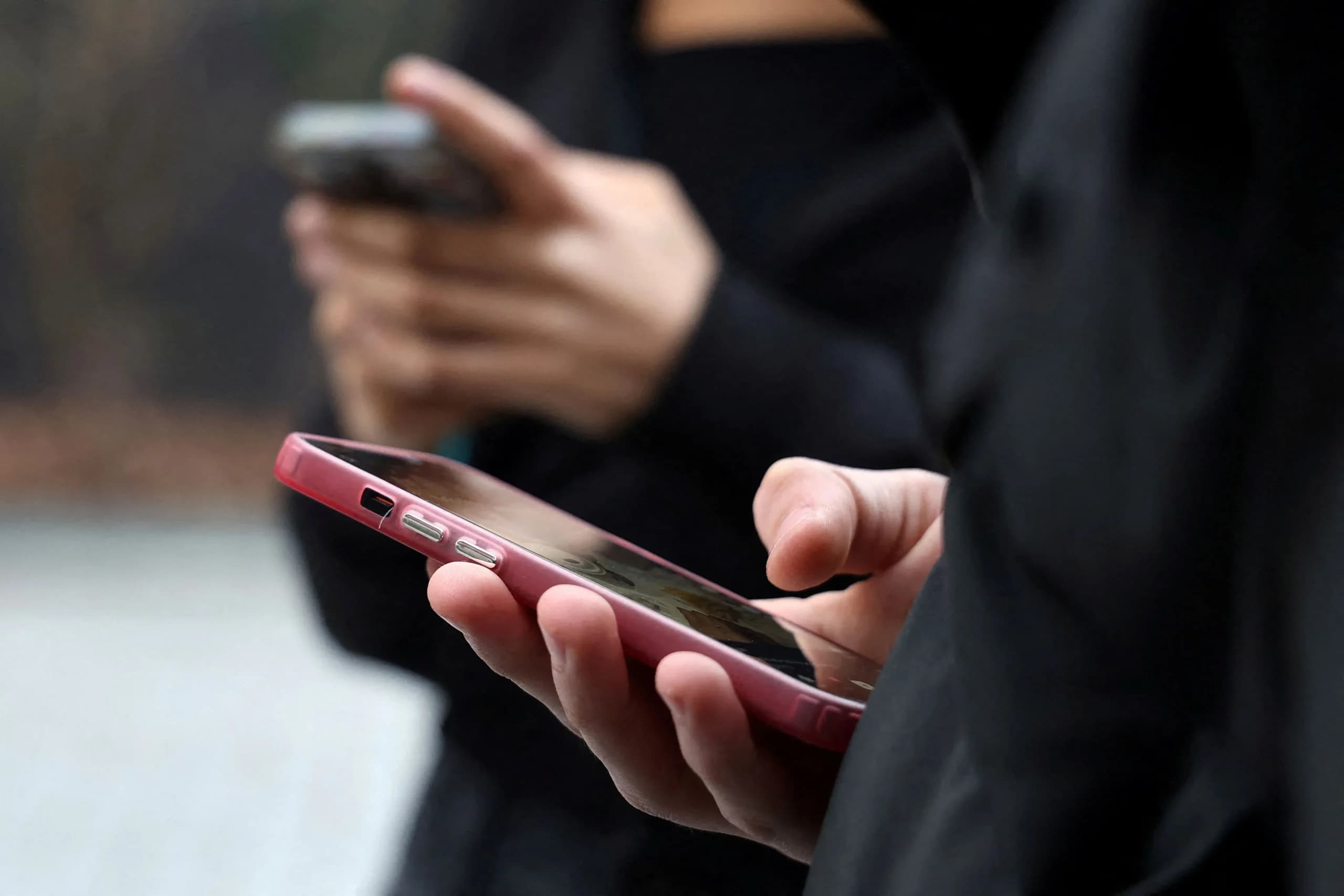 Η Γαλλία ψηφίζει απαγόρευση social media σε ανηλίκους