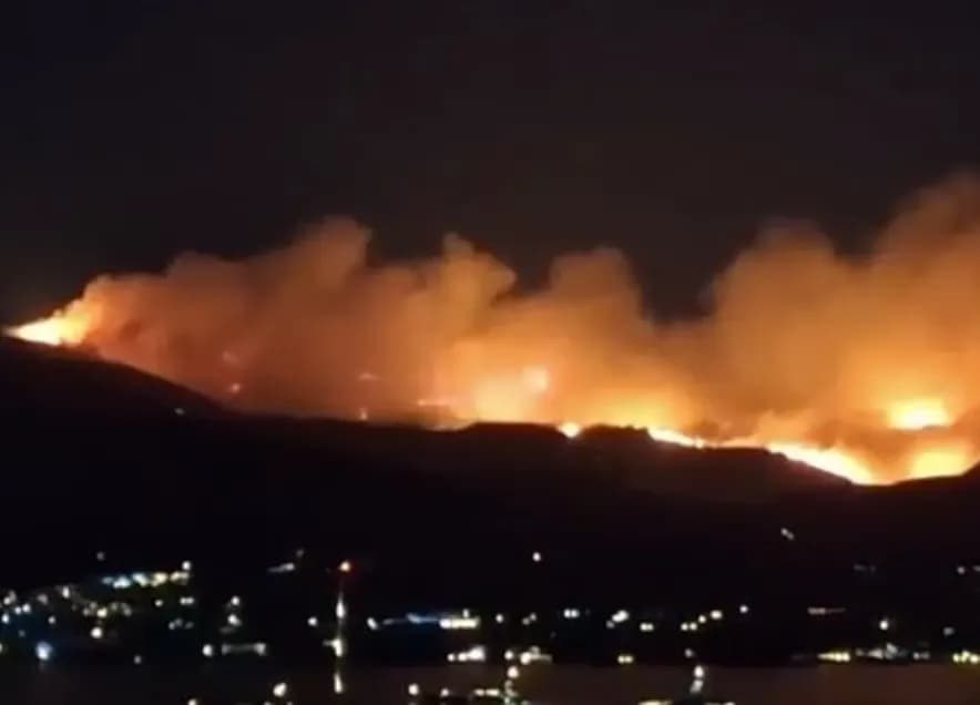 Η φωτιά στην Πάρο μαίνεται: Εκκενώθηκαν εννέα οικισμοί