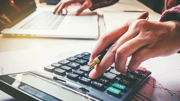 Η ΑΑΔΕ ανοίγει τη ρύθμιση 72 δόσεων για χρέη στην εφορία