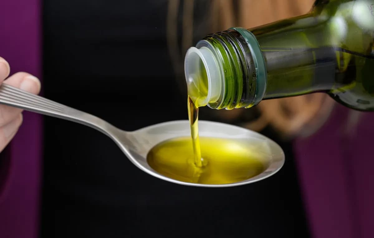 Το σφηνάκι ελαιολάδου το πρωί: Τι δείχνει η επιστήμη