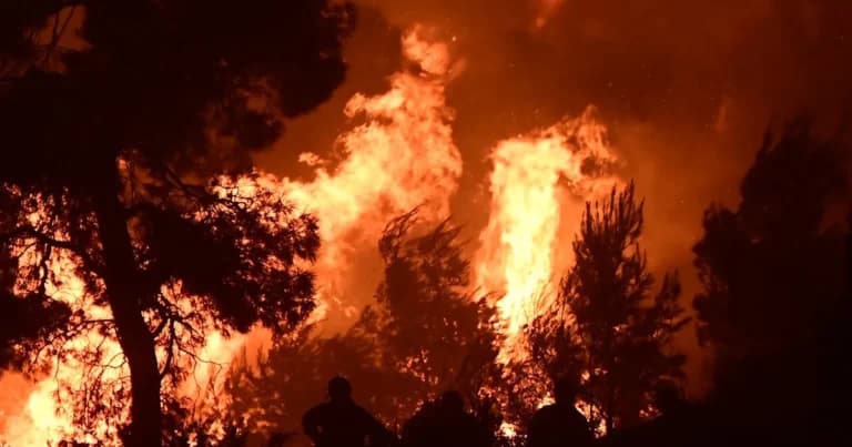 Η φωτιά στη Βοιωτία μαίνεται: Απεγκλωβισμοί δια θαλάσσης