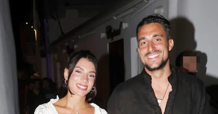Ο Σάκης Κατσούλης και η Ρουμελιώτη σε βόλτα με τον γιο τους