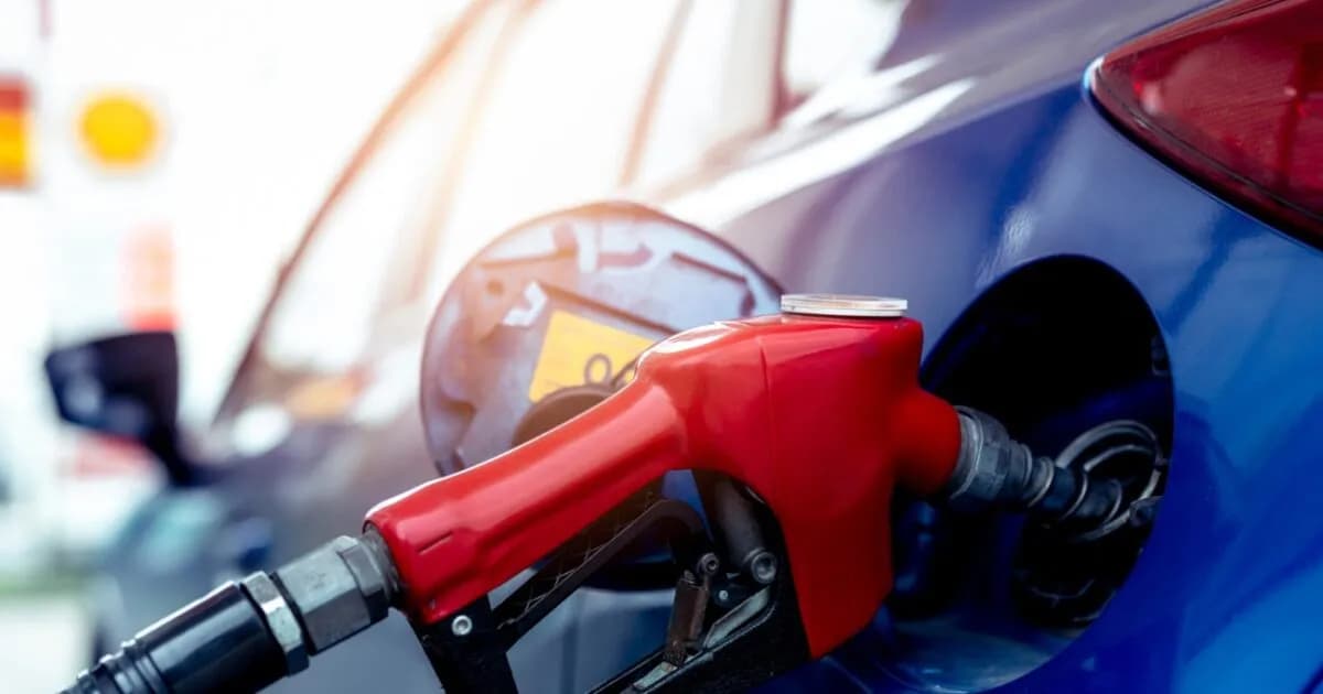 Η HELLENiQ Energy φέρνει μείωση στις τιμές καυσίμων