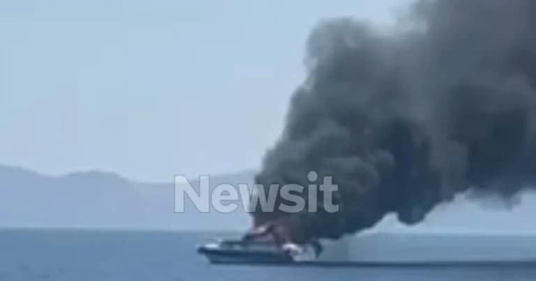 Φωτιά ξέσπασε σε ταχύπλοο ανοιχτά της Βουλιαγμένης