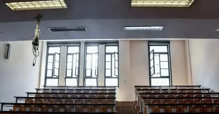 Ο Παπαθανάσης δίνει 12 εκατ. σε κατόχους διδακτορικού