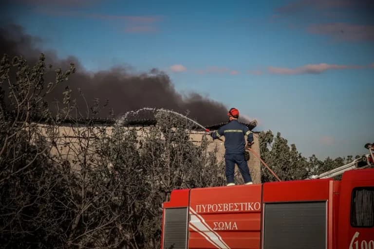 Η πυρκαγιά στο Ωραιόκαστρο Θεσσαλονίκης εκτός ελέγχου