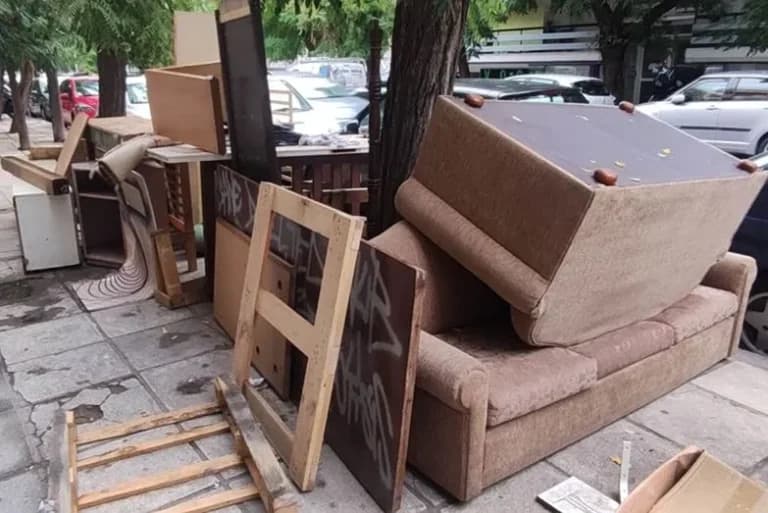 Δικογραφία σε δύο 39χρονους για έπιπλα στο πεζοδρόμιο