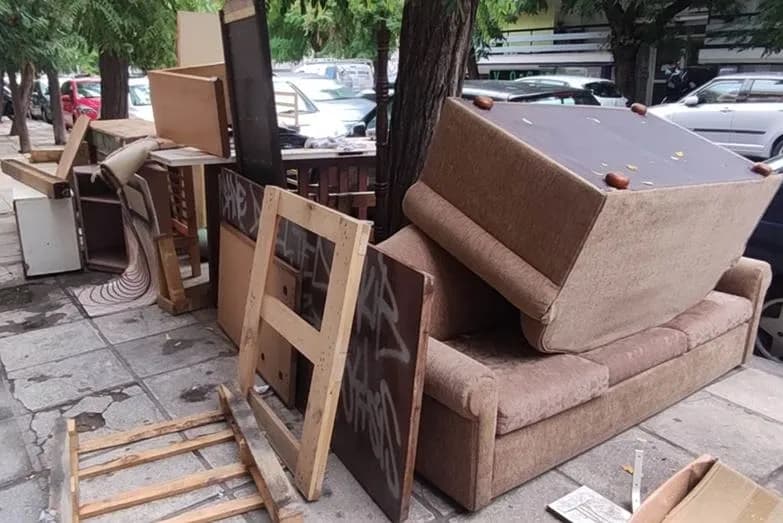 Δικογραφία σε δύο 39χρονους για έπιπλα στο πεζοδρόμιο