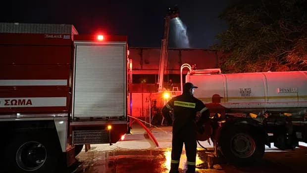 Η φωτιά στο θέατρο Μπάντμιντον τύλιξε το Πάρκο Γουδή