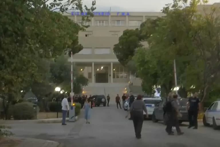 Φωτιά στο Σισμανόγλειο – Εκκενώθηκαν δωμάτια στο Μαρούσι