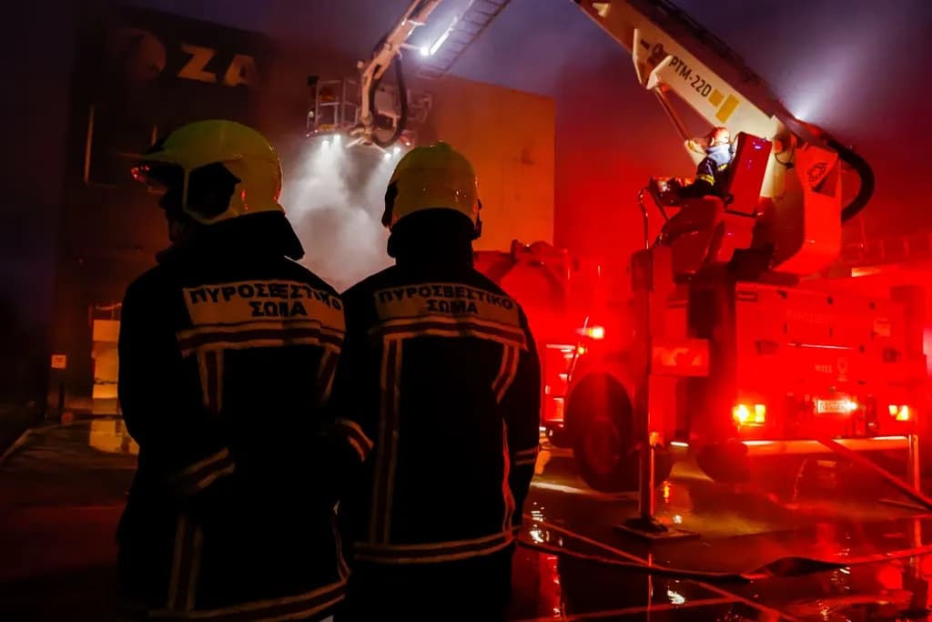 Φωτιά σε διαμέρισμα στον Πειραιά διέκοψε την κυκλοφορία