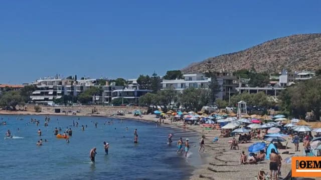 Οι παραλίες της Αττικής γέμισαν με καύσωνα 35 βαθμών