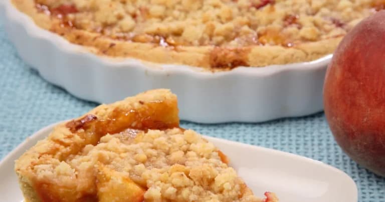 Crumble με ροδάκινα: το πιο εύκολο καλοκαιρινό γλυκό