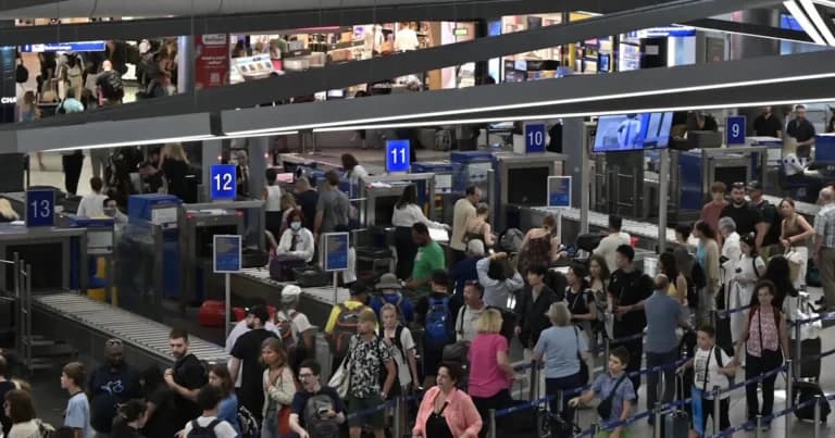 Η ΕΕ σφίγγει τους κανόνες αποζημίωσης για καθυστερήσεις πτήσεων