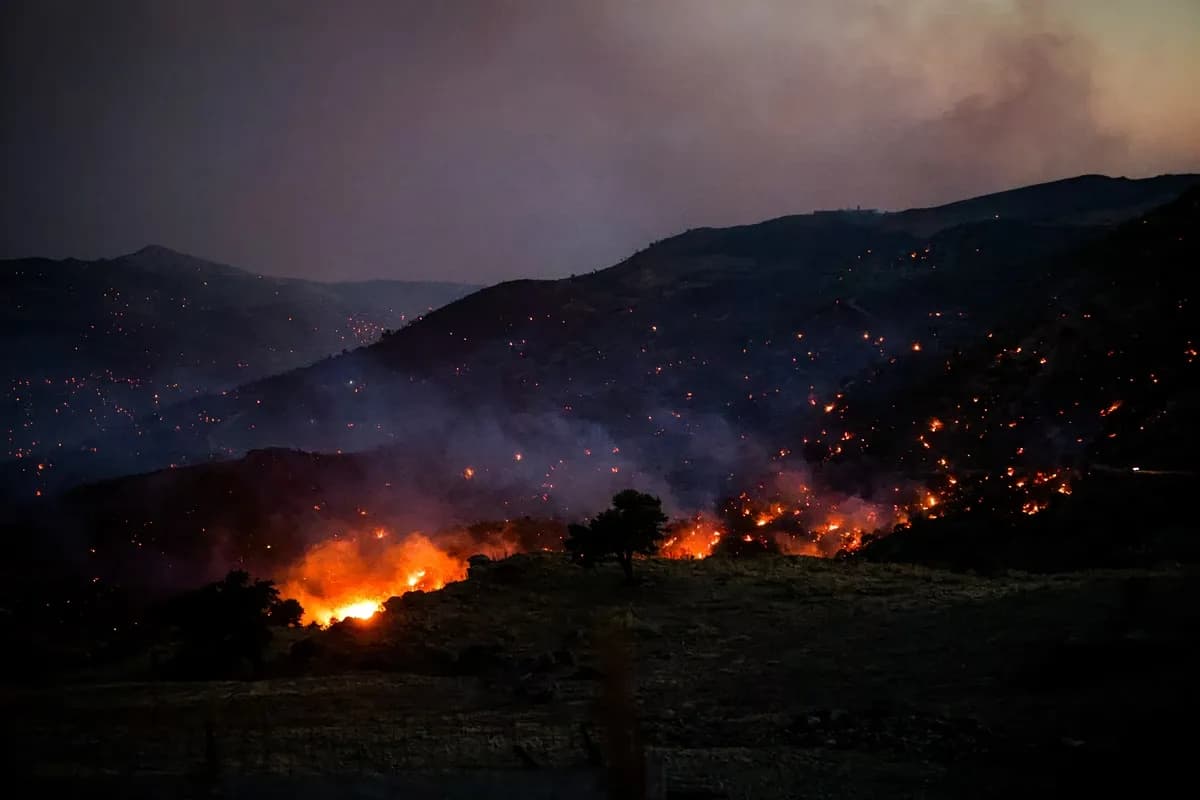 Καπνός από την πυρκαγιά στην Κρήτη σκεπάζει το Αιγαίο