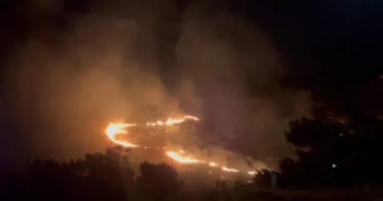 Ανεξέλεγκτη φωτιά στην Κάλυμνο απειλεί πευκοδάσος