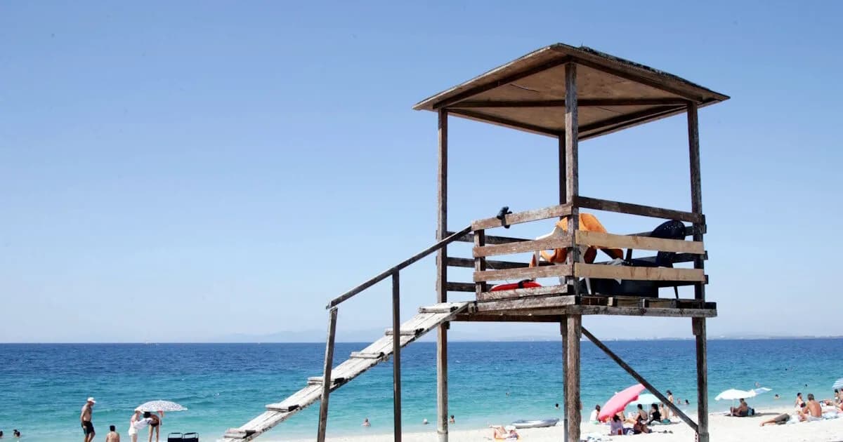 Η ναυαγοσώστρια στη Σύρο έσωσε Γάλλο τουρίστα και 4 παιδιά