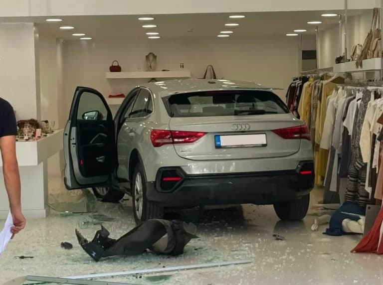 Αυτοκίνητο έπεσε σε κατάστημα στα Βριλήσσια