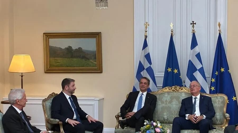 Ο Τασούλας: «Γαλάζια η πατρίδα» στη δεξίωση του Μεγάρου