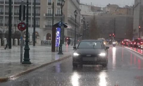 Χάος στην Αθήνα: Πλημμύρες, δέντρα και κεραυνοί