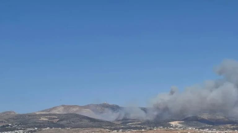 Φωτιά στην Πάρο: Εκκενώσεις στο Καμπί, μάχη με τις φλόγες