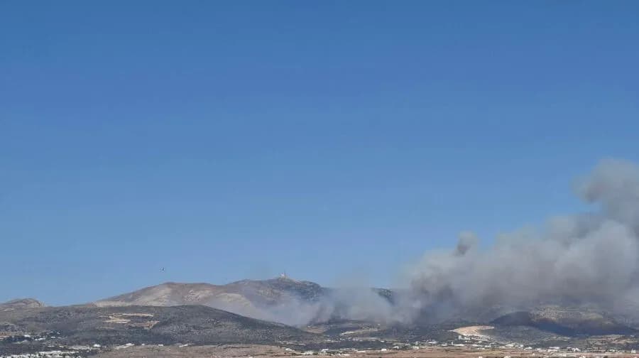 Φωτιά στην Πάρο: Εκκενώσεις στο Καμπί, μάχη με τις φλόγες