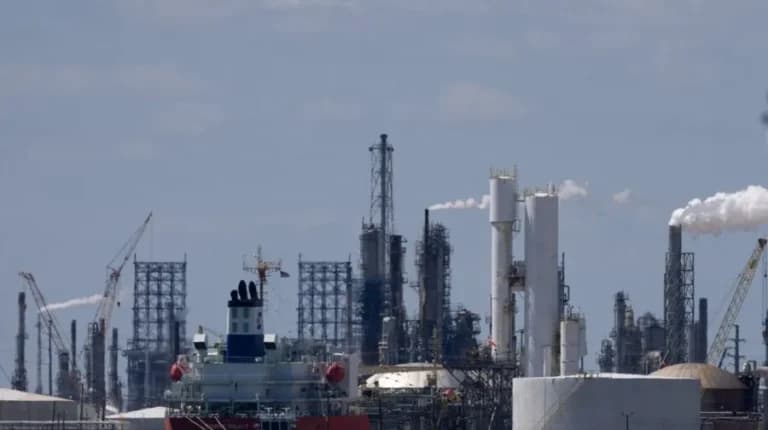 Η τιμή πετρελαίου κατρακυλά προς τα 70 δολάρια