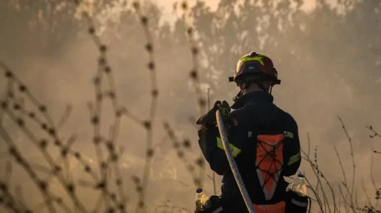 Φωτιά στο Γενέσι Τρικάλων: Μάχη με 27 πυροσβέστες