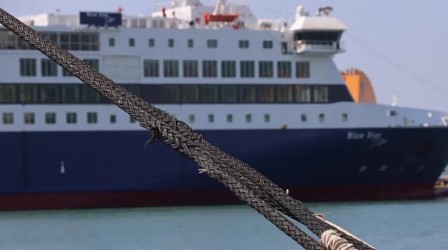 Δεμένα τα πλοία στη Ραφήνα: Παράνομη η απεργία