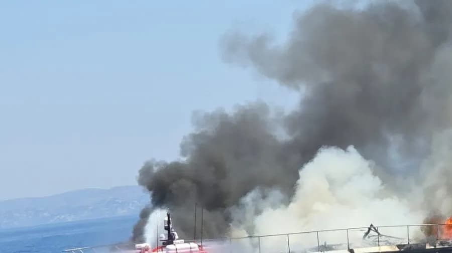 Φωτιά σε σκάφος στη Βουλιαγμένη   Βυθίστηκε στη θάλασσα
