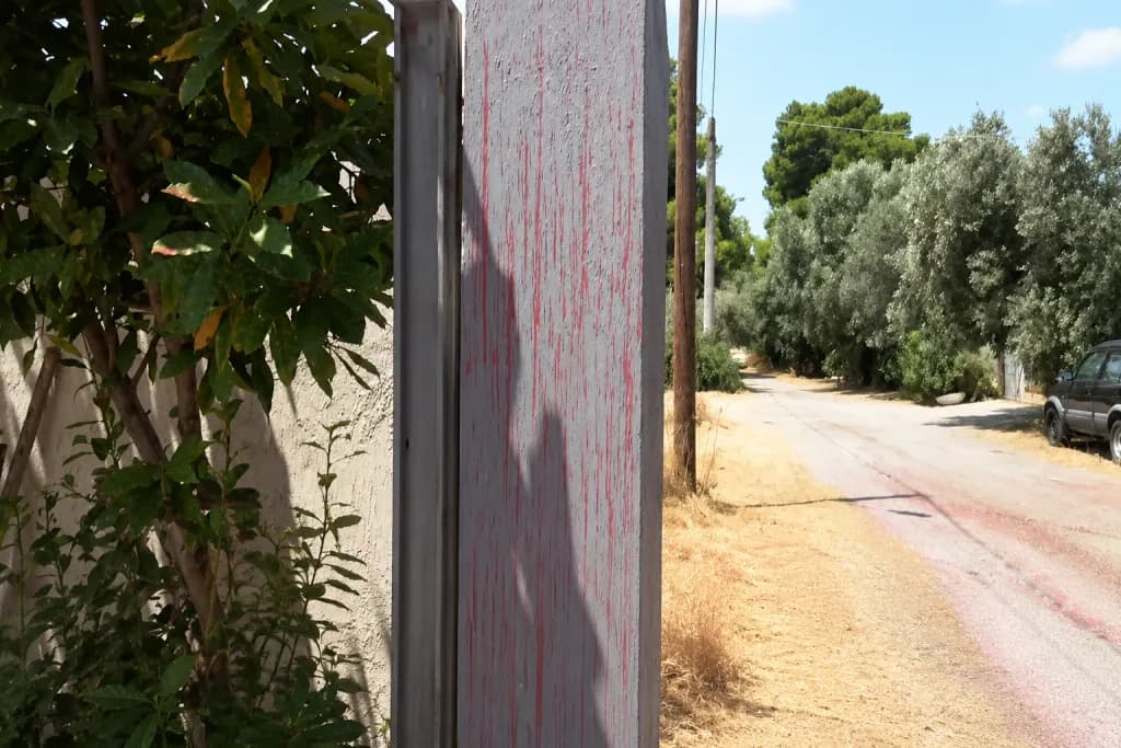 Μυστήριο στην Άνοιξη: Άγνωστη κόκκινη ουσία σε σπίτια