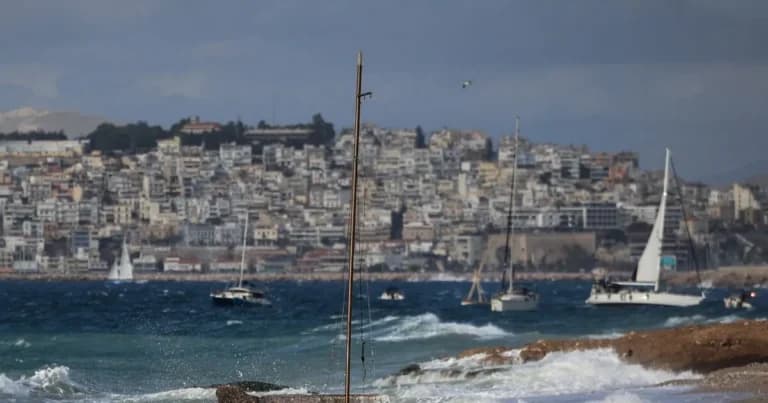 Η φωτιά στην Πάρο μαίνεται με ισχυρούς ανέμους 8 μποφόρ