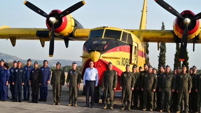 Ο Δένδιας στη Μοίρα Πυροσβεστικών Αεροσκαφών στην Ελευσίνα