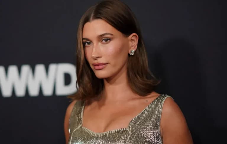 Η Hailey Bieber αποκαλύπτει primer της Charlotte Tilbury