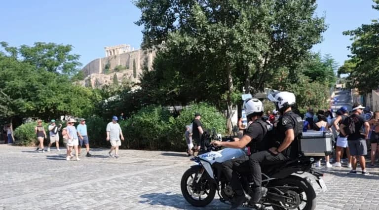 Ο 60χρονος της επίθεσης στην Ακρόπολη οδηγείται στον ανακριτή