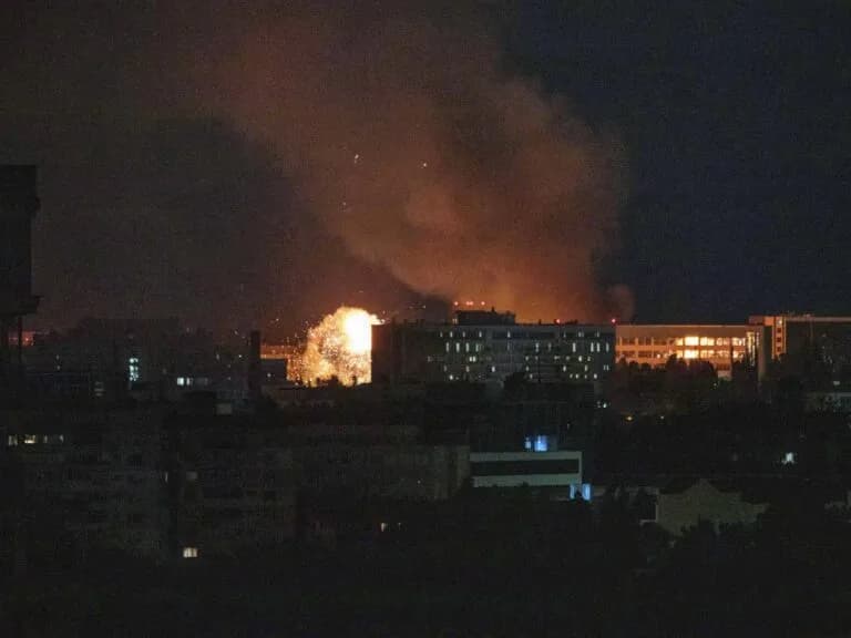 Ρωσική πυραυλική επίθεση στο Κίεβο: Φωτιές και εκρήξεις