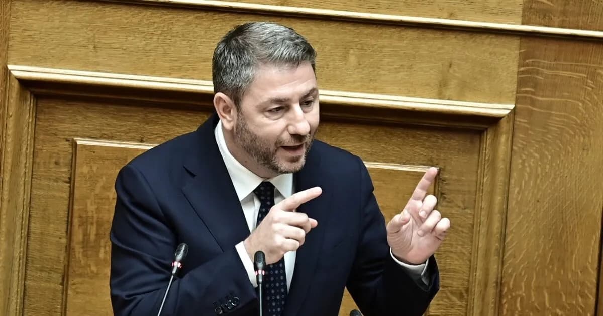 Ο Μητσοτάκης και ο Ανδρουλάκης συγκρούστηκαν για το Σύνταγμα