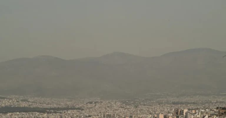 Η Ελλάδα «πνίγεται» σε αφρικανική σκόνη και καύσωνα