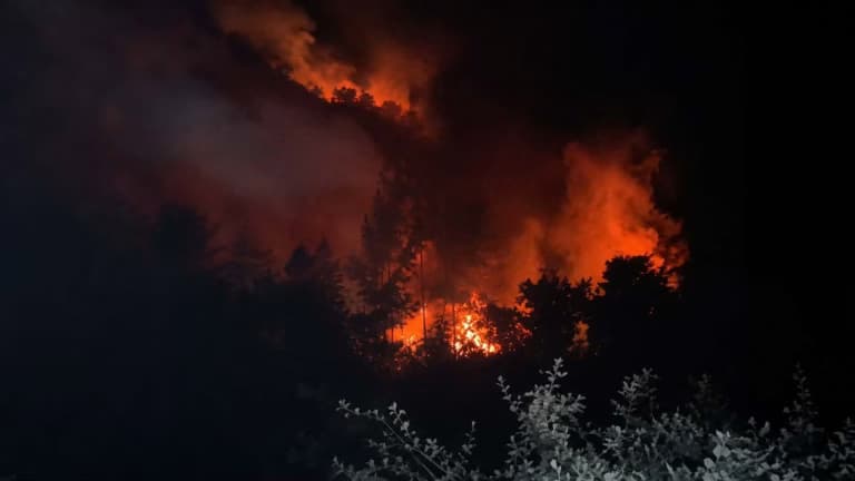 Μεγάλη πυρκαγιά σε εργοστάσιο ελιών στο Παναιτώλιο