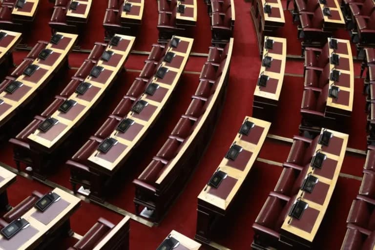 Η Βουλή αίρει την ασυλία Κωνσταντοπούλου και Σαλμά